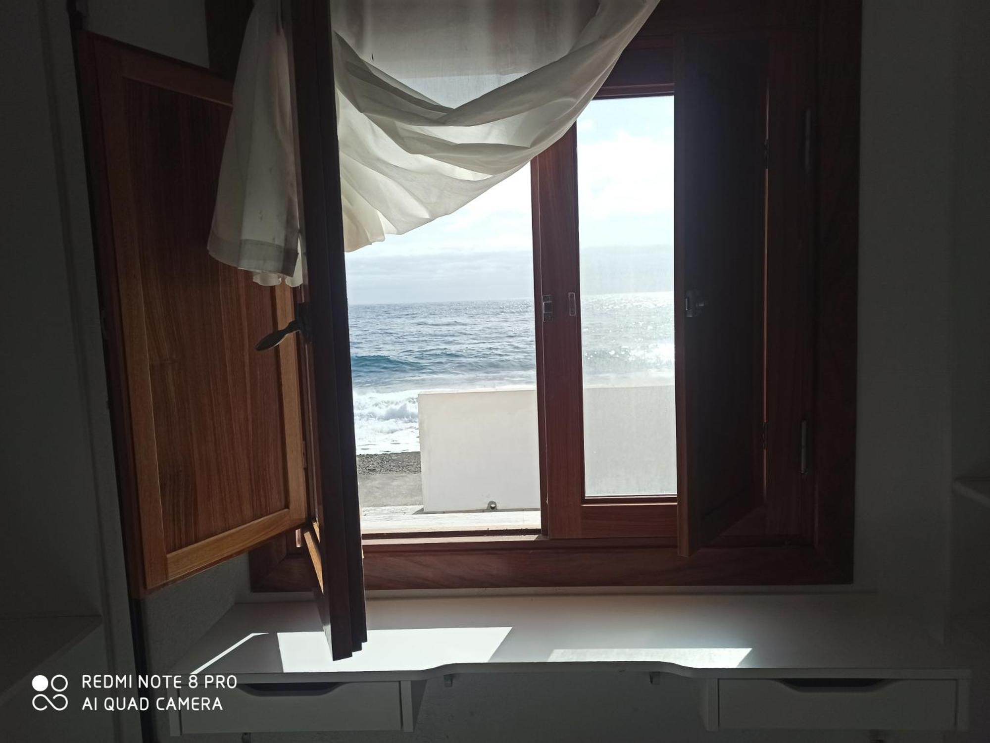 Junto Al Mar *